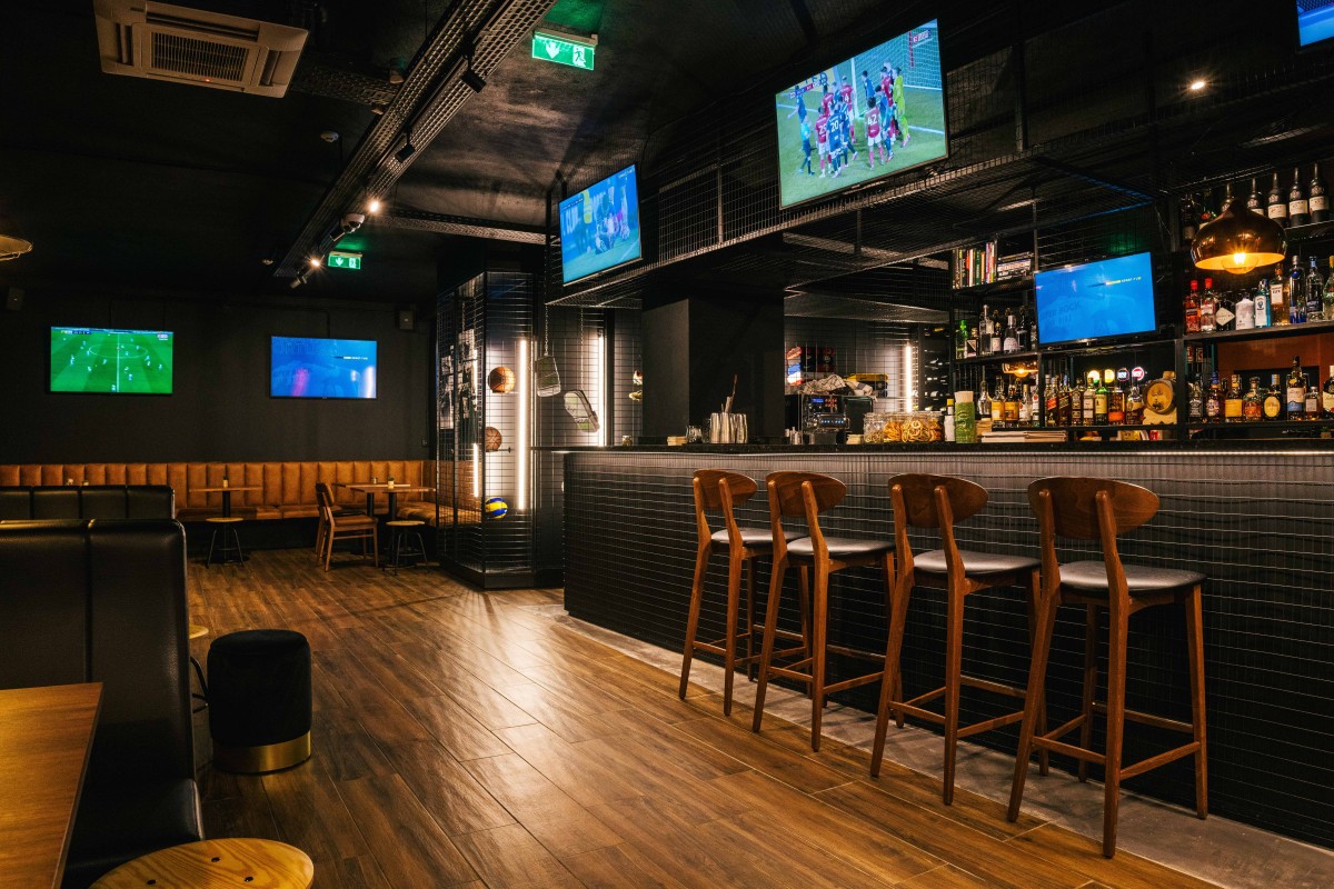 Tribuna Sports Bar, um restaurante-bar em Gaia com 16 televisões que tem um futebolista como sócio