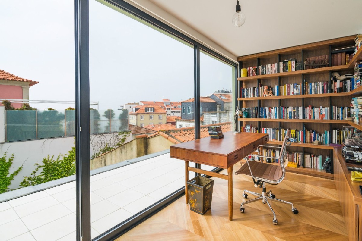 Biroul din apartament profită din plin de priveliști