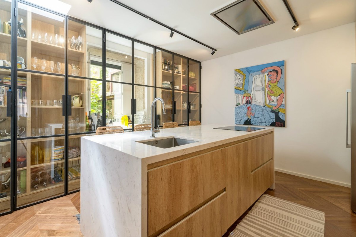 Bucătăria are un design unic și o mulțime de spații de depozitare