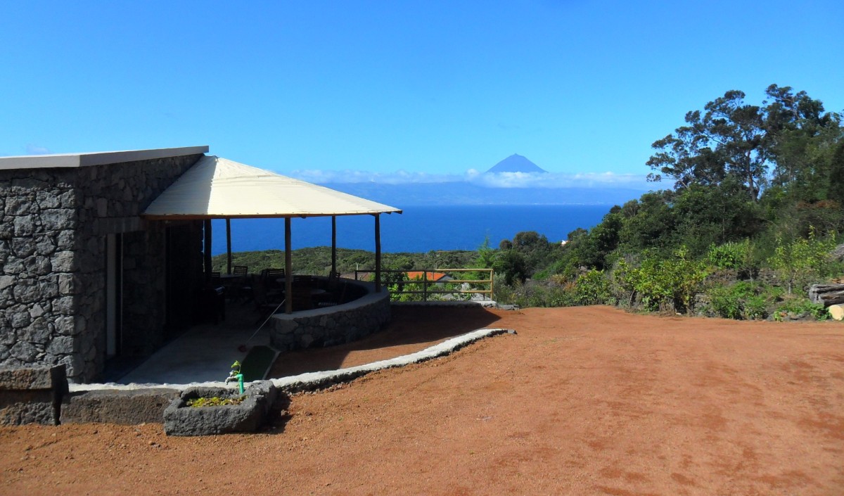 The site enjoys stunning views of Mount Pico / Retiro Atlântico