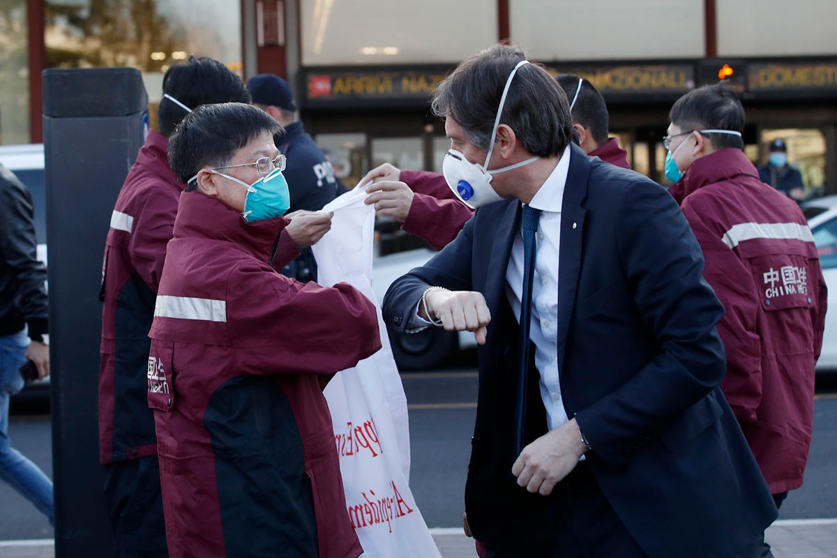 O novo código de cumprimentos: as alternativas aos “beijinhos” e apertos de mão