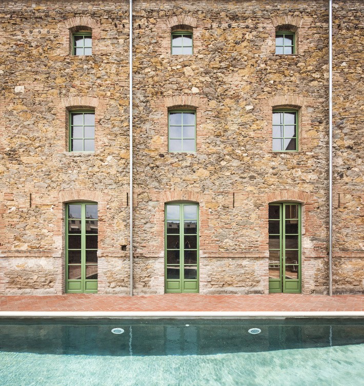 Uma casa com piscina