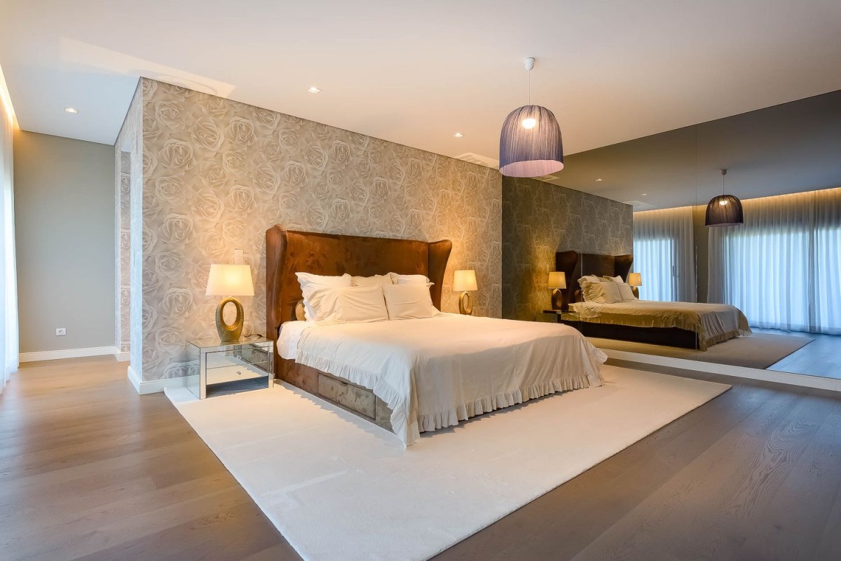 The property has spacious and bright bedrooms The property has spacious and bright bedrooms