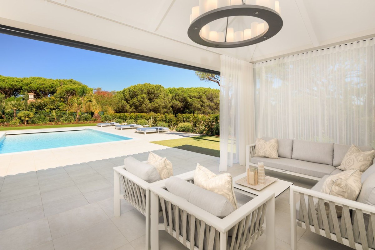 Veranda mit Blick auf den Pool