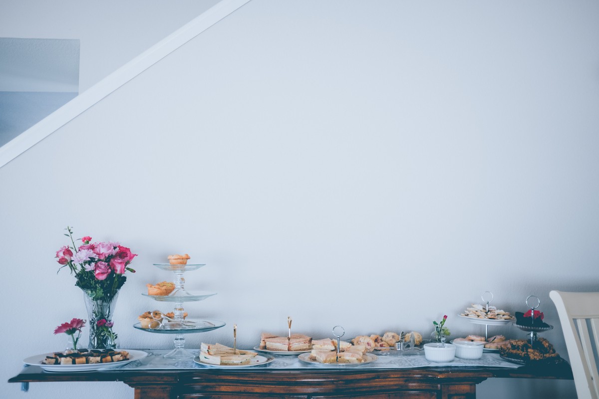 Uma bonita mesa para celebrar um aniversário ou Páscoa em casa Uma bonita mesa para celebrar um aniversário ou Páscoa em casa