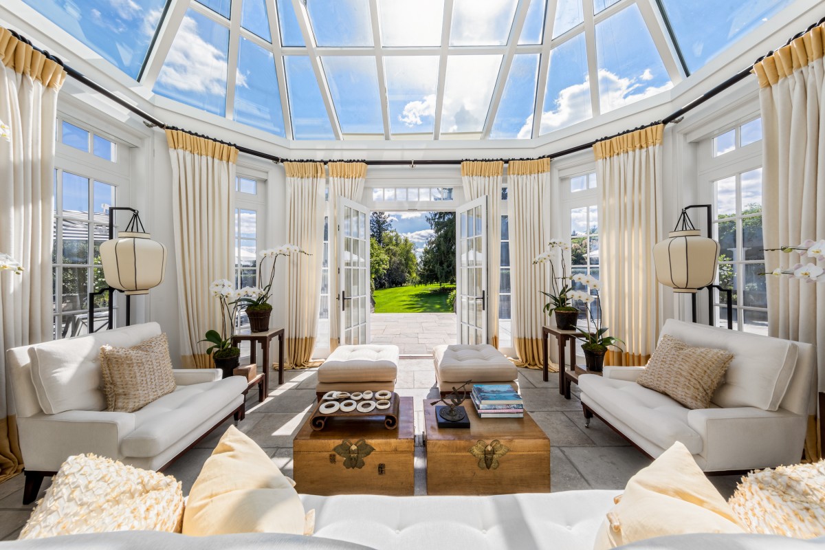 Um zona de estar em modo 'estufa' de vidro