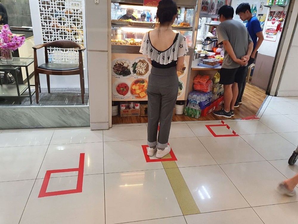 Filas para o interior das lojas