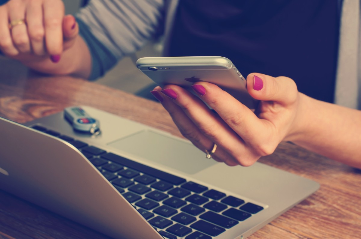 Trabalhar mais horas por dia? Uma consequência do teletrabalho em tempos de pandemia