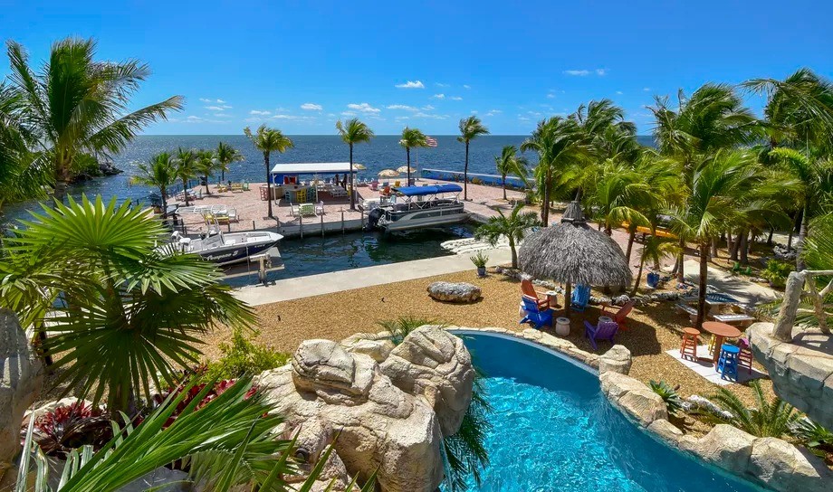 O azul do céu funde-se com a água