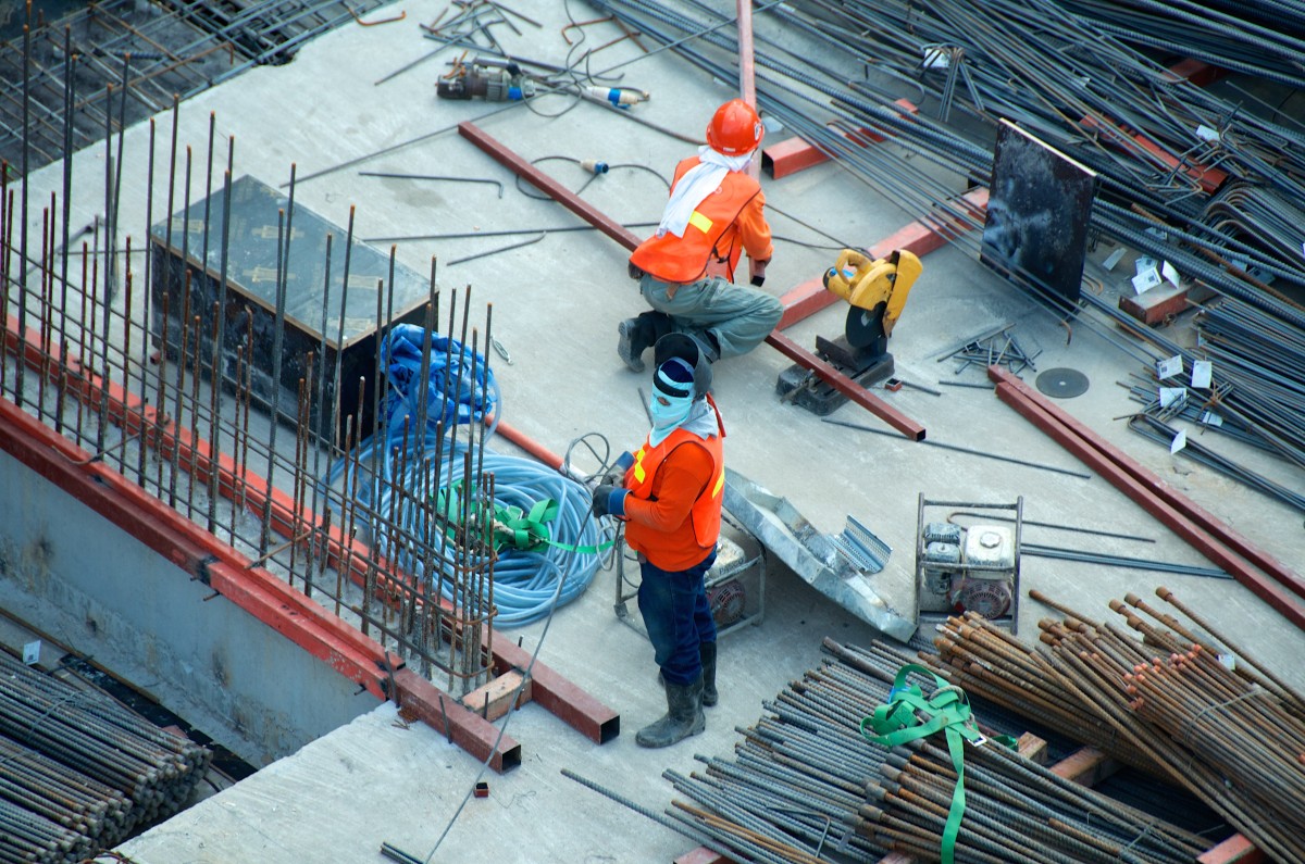 Cuidado nas obras: autoridades alertam para subidas de contágios na construção