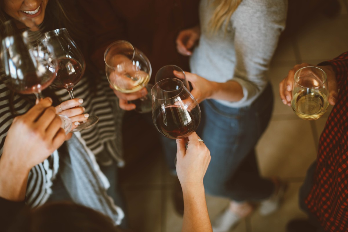 A combinar planos com amigos e familiares? Os cuidados a ter no "regresso à normalidade"
