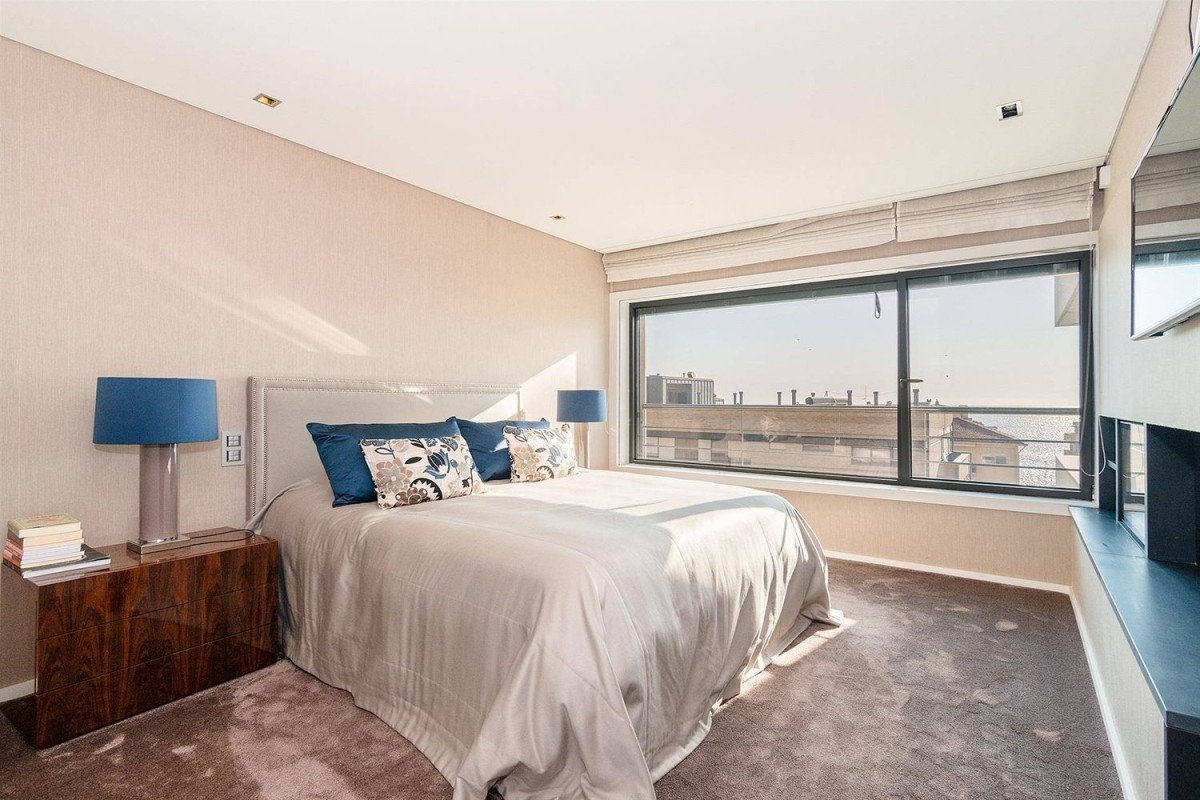 Geräumiges Schlafzimmer mit Meerblick
