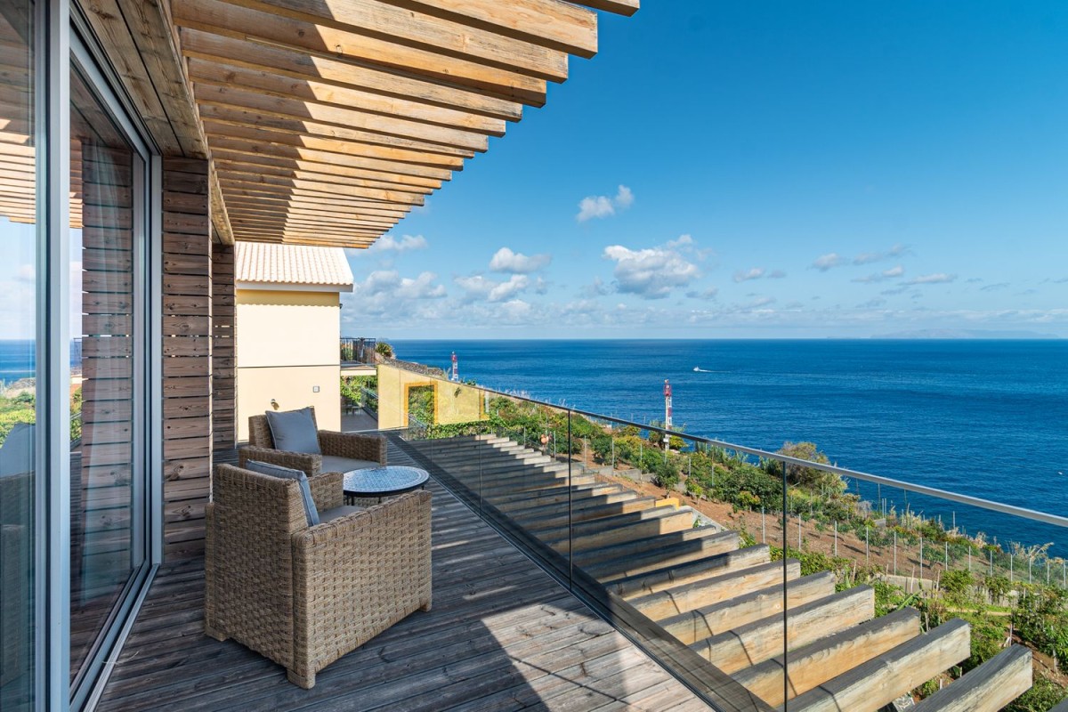 Geräumige Terrasse mit Meerblick
