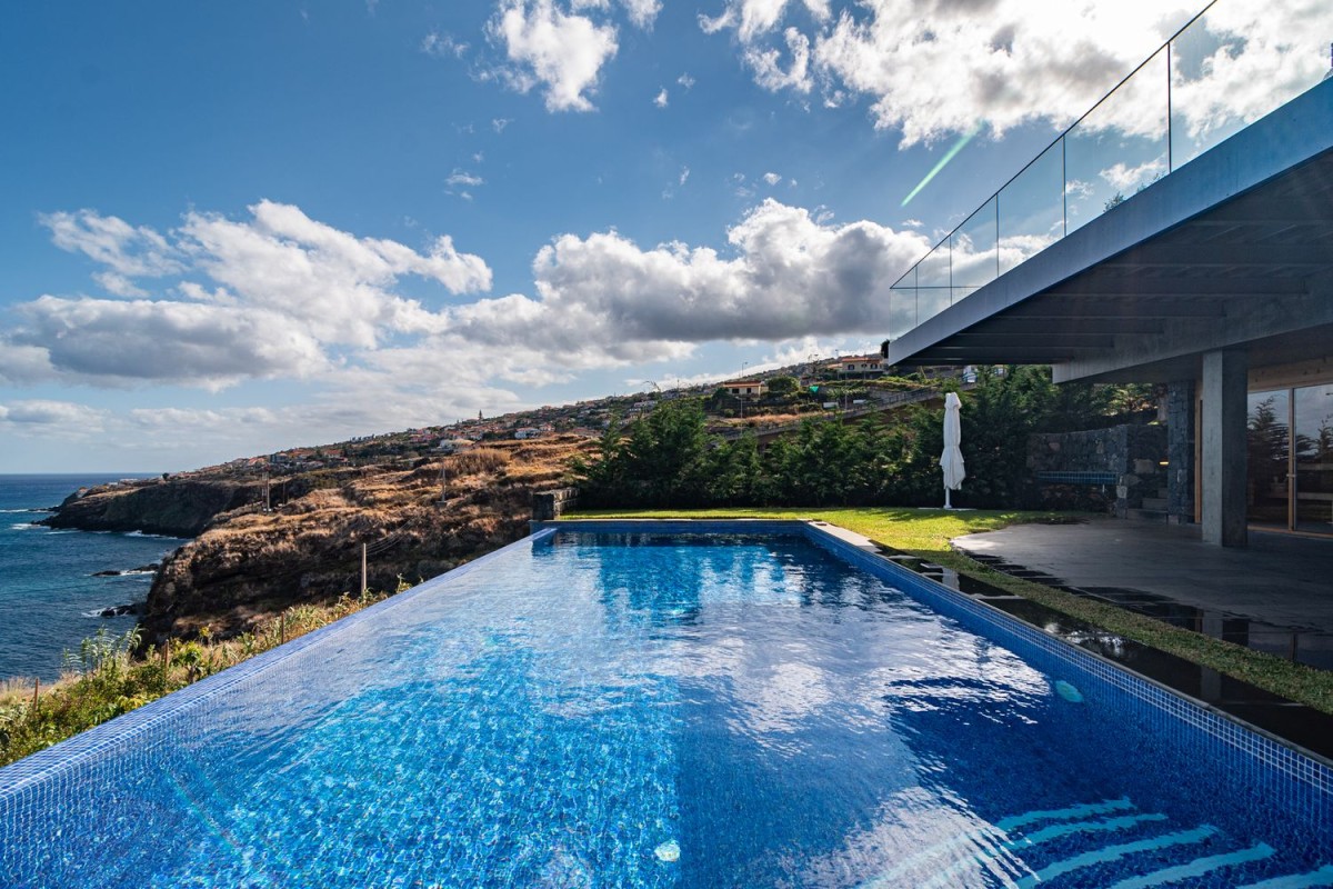 Infinity-Pool mit spektakulärem Meerblick