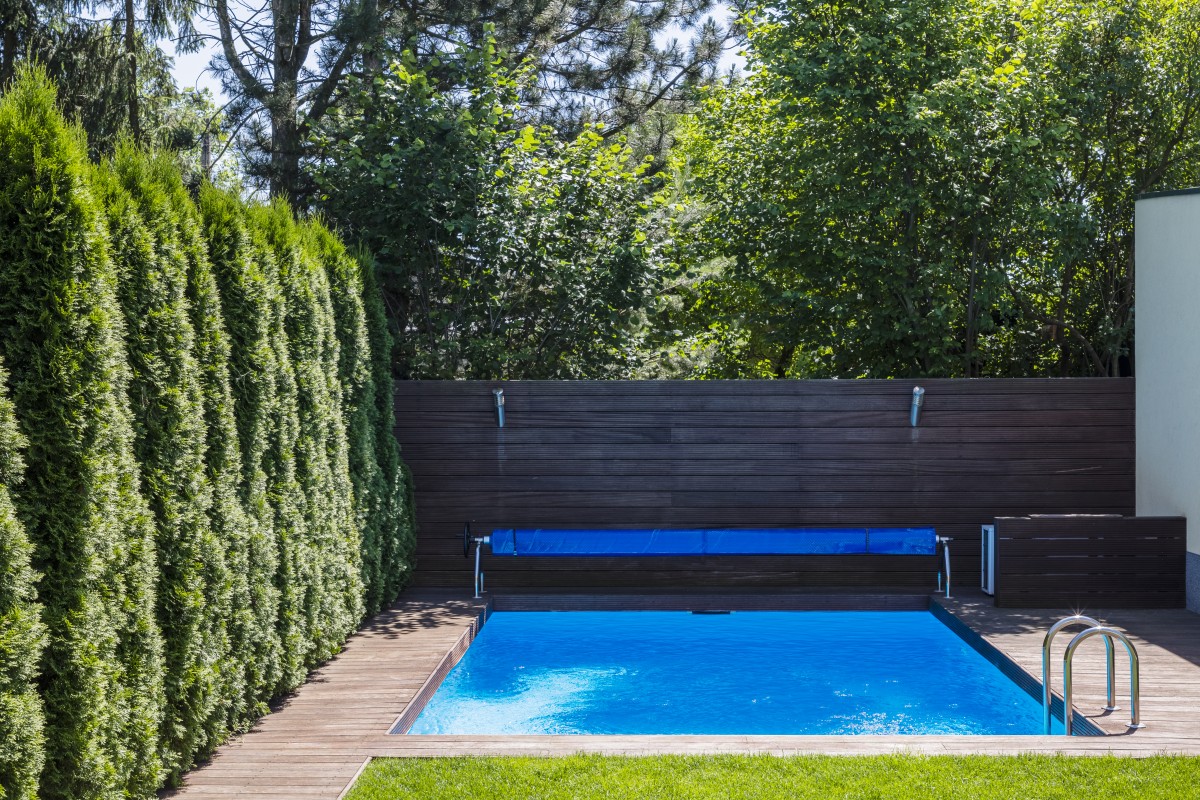 Importante para evitar quedas junto à piscina