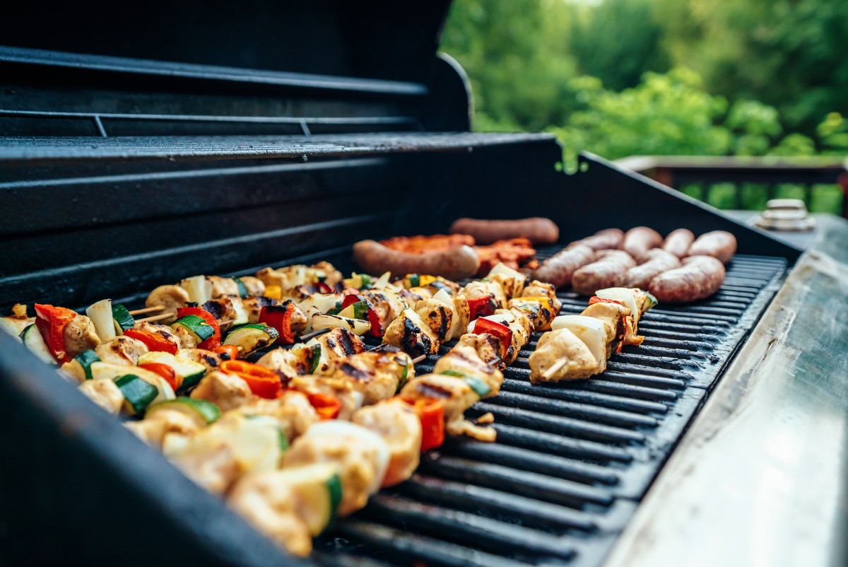 Como fazer um churrasco em casa em segurança (e mantendo longe a Covid-19)