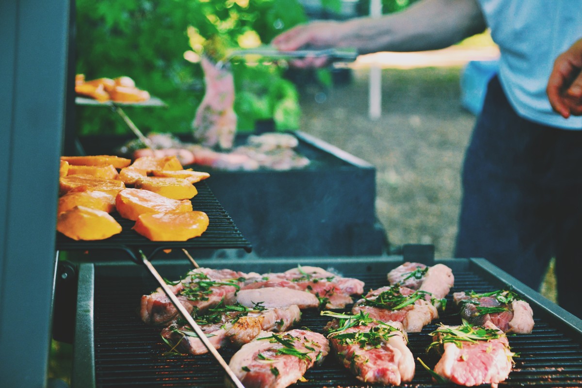 Como fazer um churrasco em casa em segurança (e mantendo longe a Covid-19)