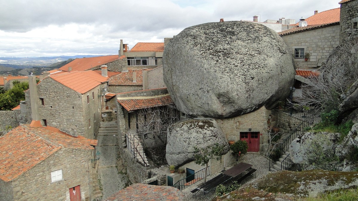 The impressive village boulders / Photo by Rafael Tello, CC BY-SA 4.0 / Wikimedia Commons