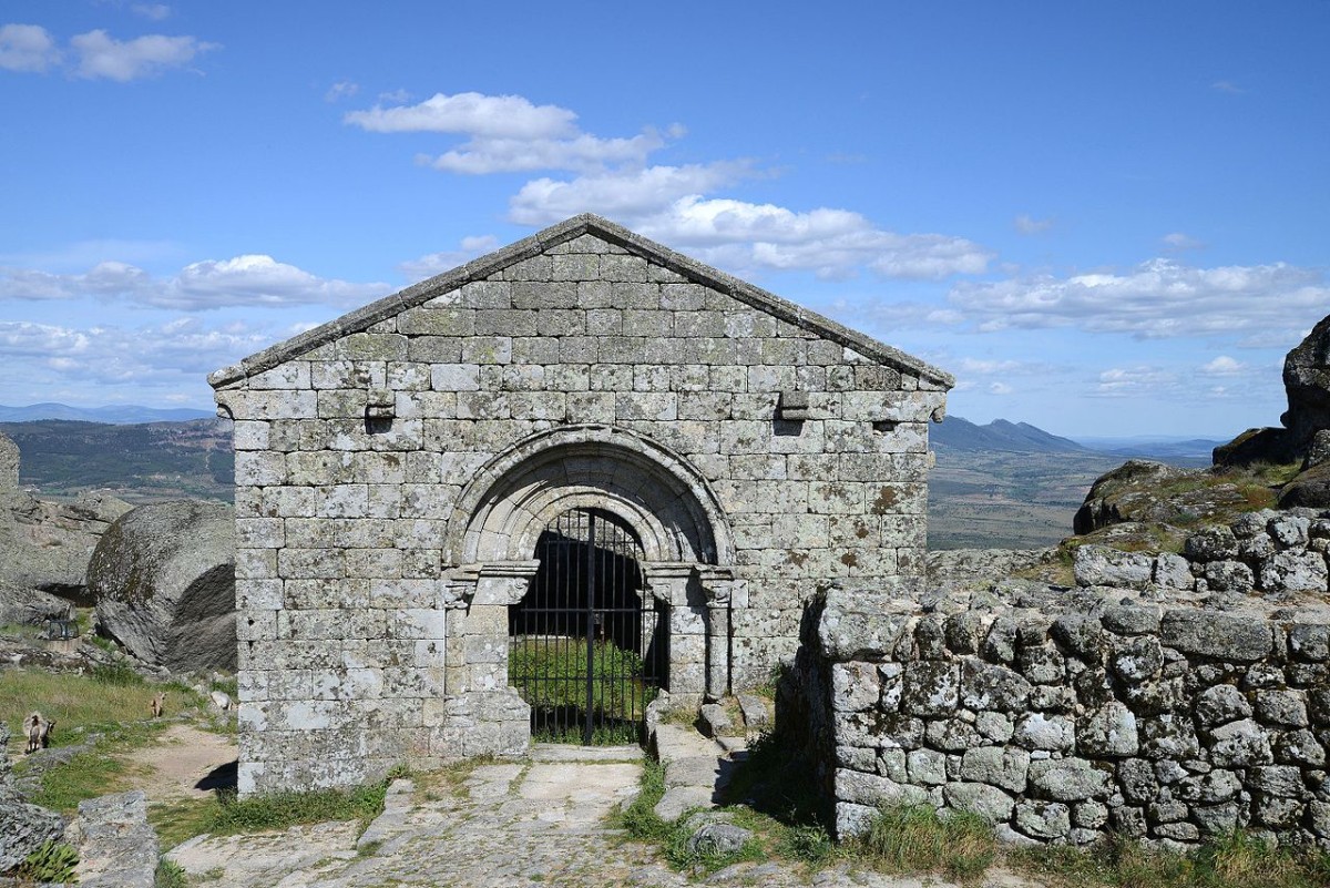 Saint Michael's Chapel / Photo by Alvesgaspar, CC BY-SA 4.0 / Wikimedia Commons