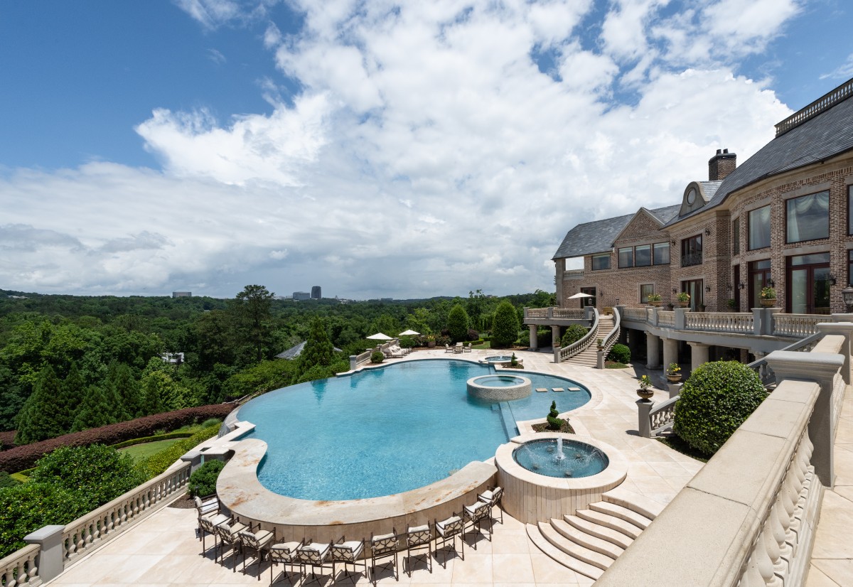 Piscina com vistas para o campo e linha do horizonte Jardim