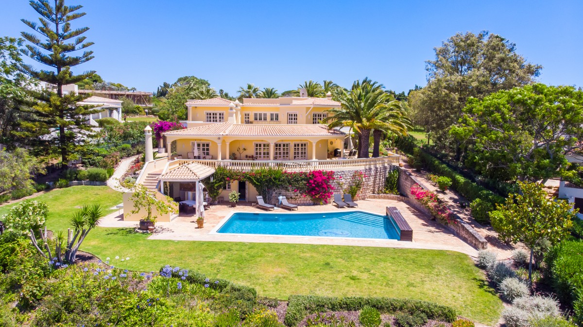 Portugueses “piscam o olho” a casas de luxo no Algarve em plena pandemia