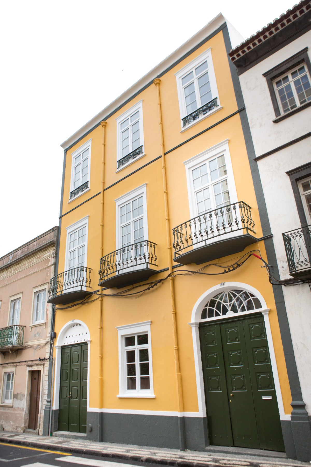 Mudar de rumo pela paixão ao turismo: moinho e escola ganham segunda vida nos Açores 