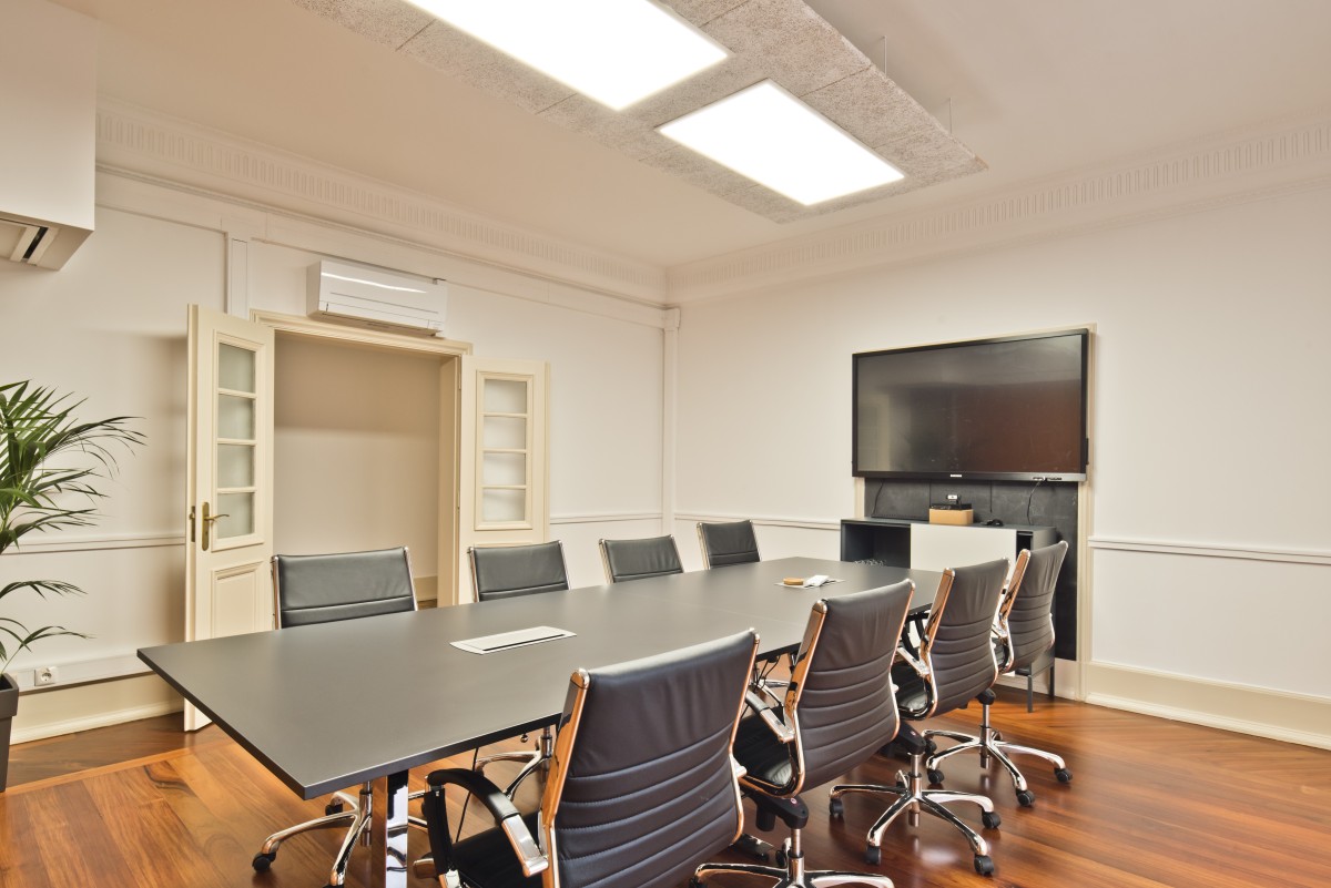 Futuro dos escritórios? Vem aí um "modelo híbrido", de teletrabalho e funcionamento "normal"