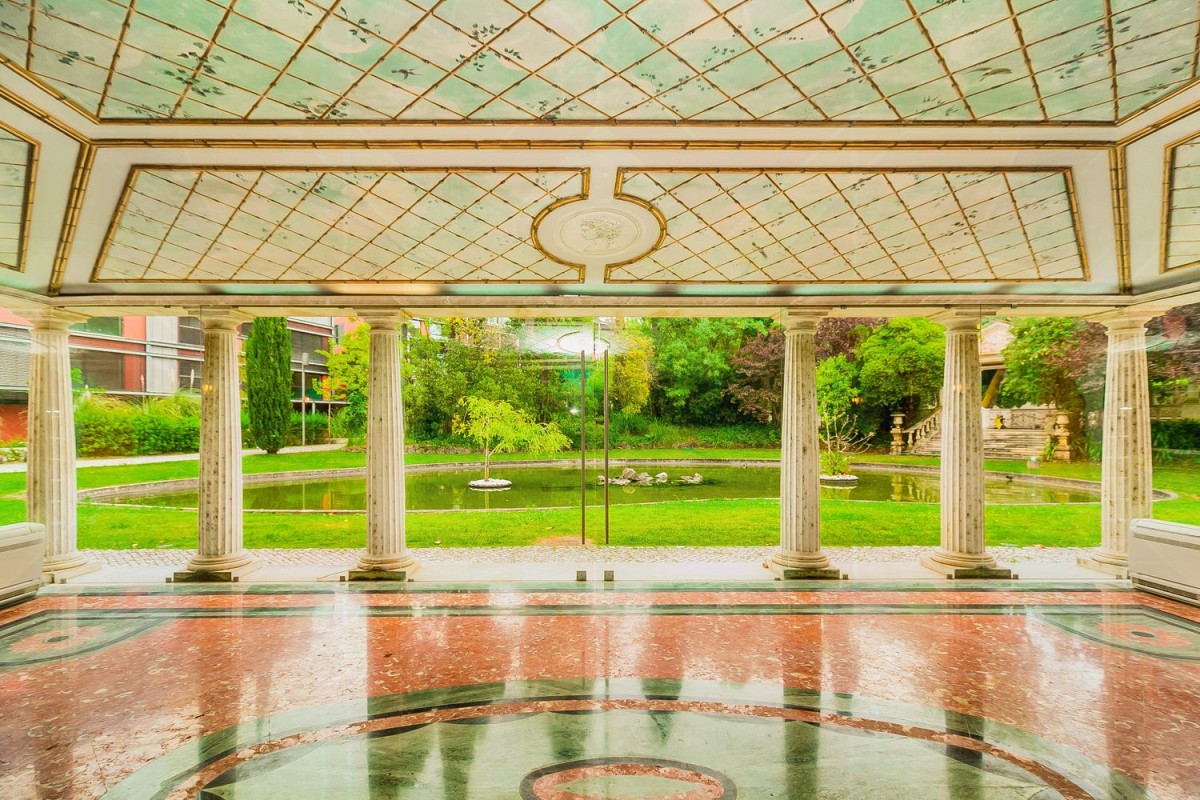 Le palais a un porche magnifique qui donne sur le jardin