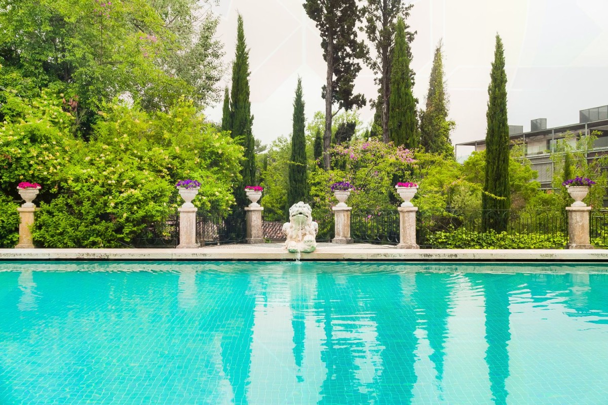 La propriété dispose d'un magnifique parc, dont une grande piscine La propriété dispose d'un magnifique parc, dont une grande piscine