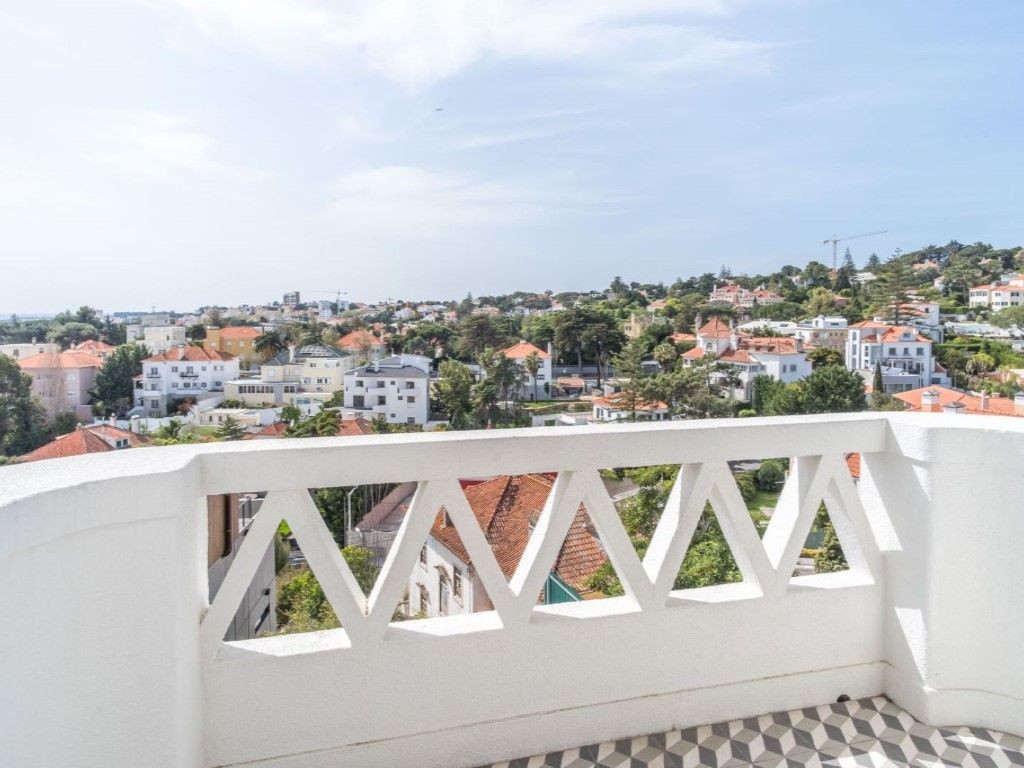 Die Villa verfügt über mehrere Balkone mit Aussicht