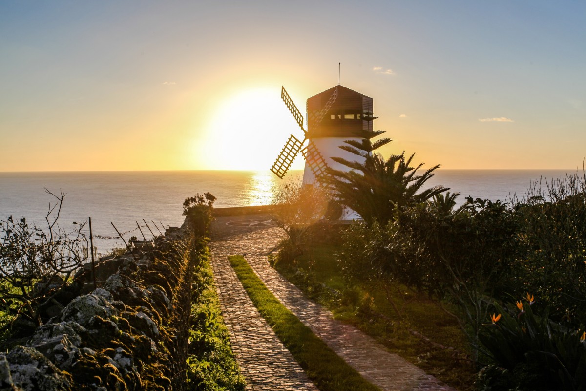 Mudar de rumo pela paixão ao turismo: moinho e escola ganham segunda vida nos Açores 
