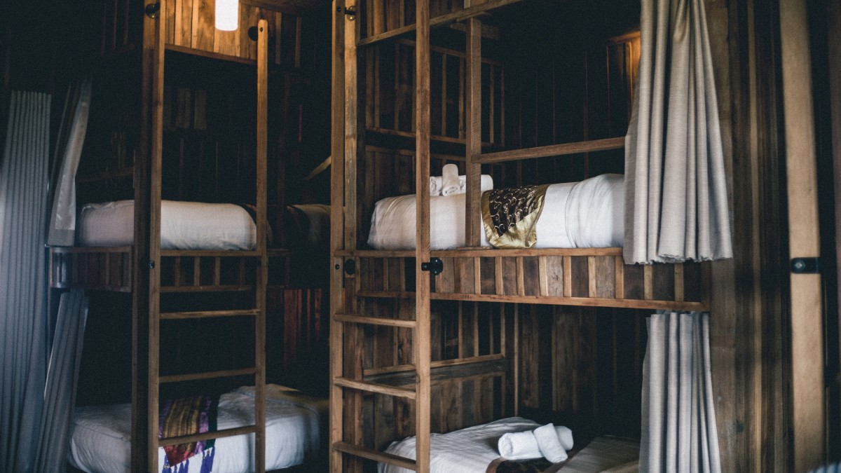 Férias em tempos de pandemia: partilhar quarto com desconhecidos num hostel, sim ou não?
