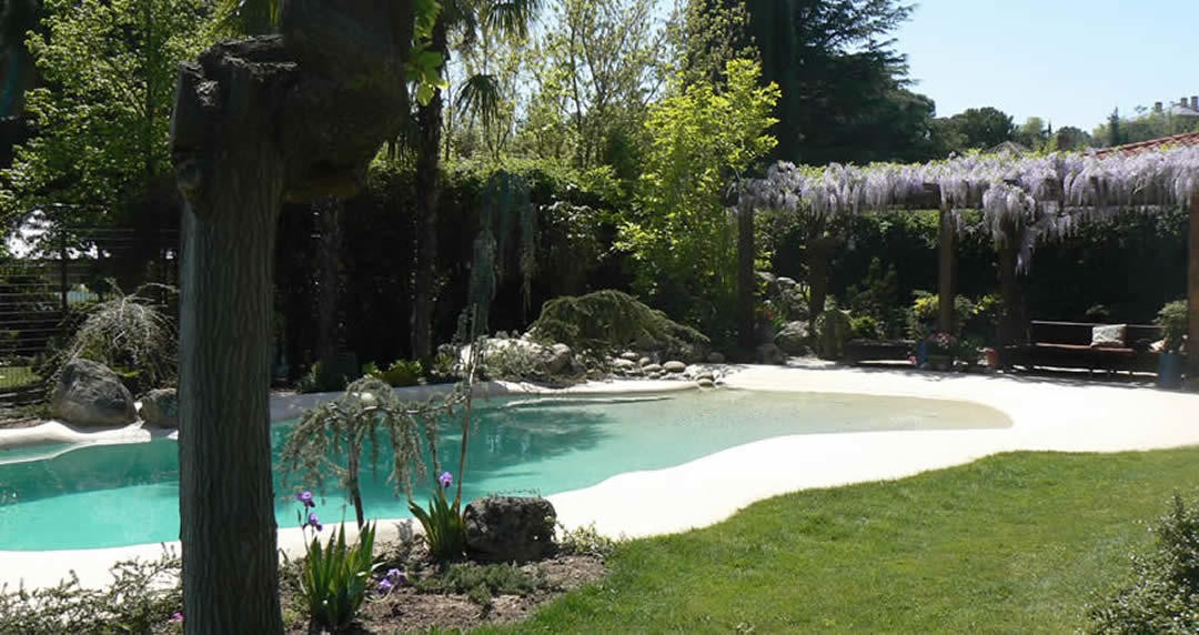 Jardim com piscina