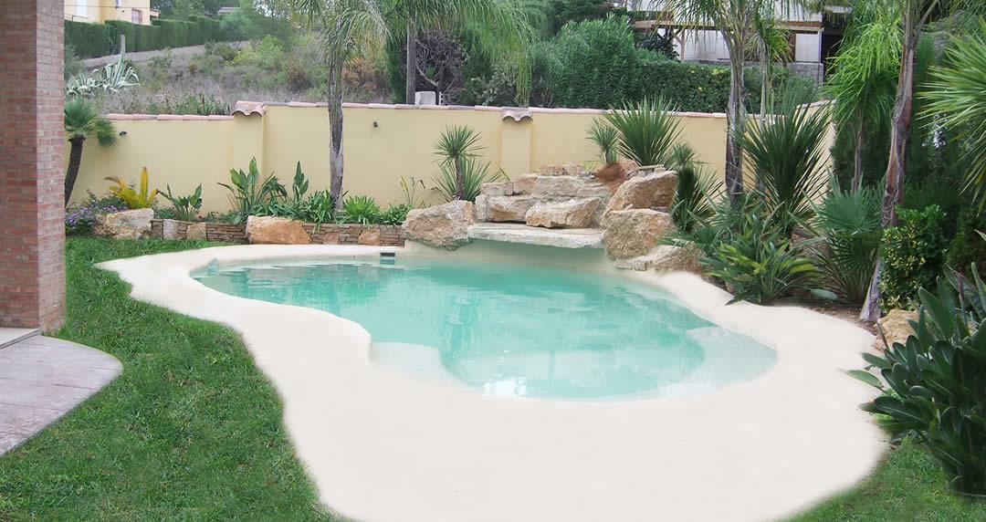 Piscina no jardim