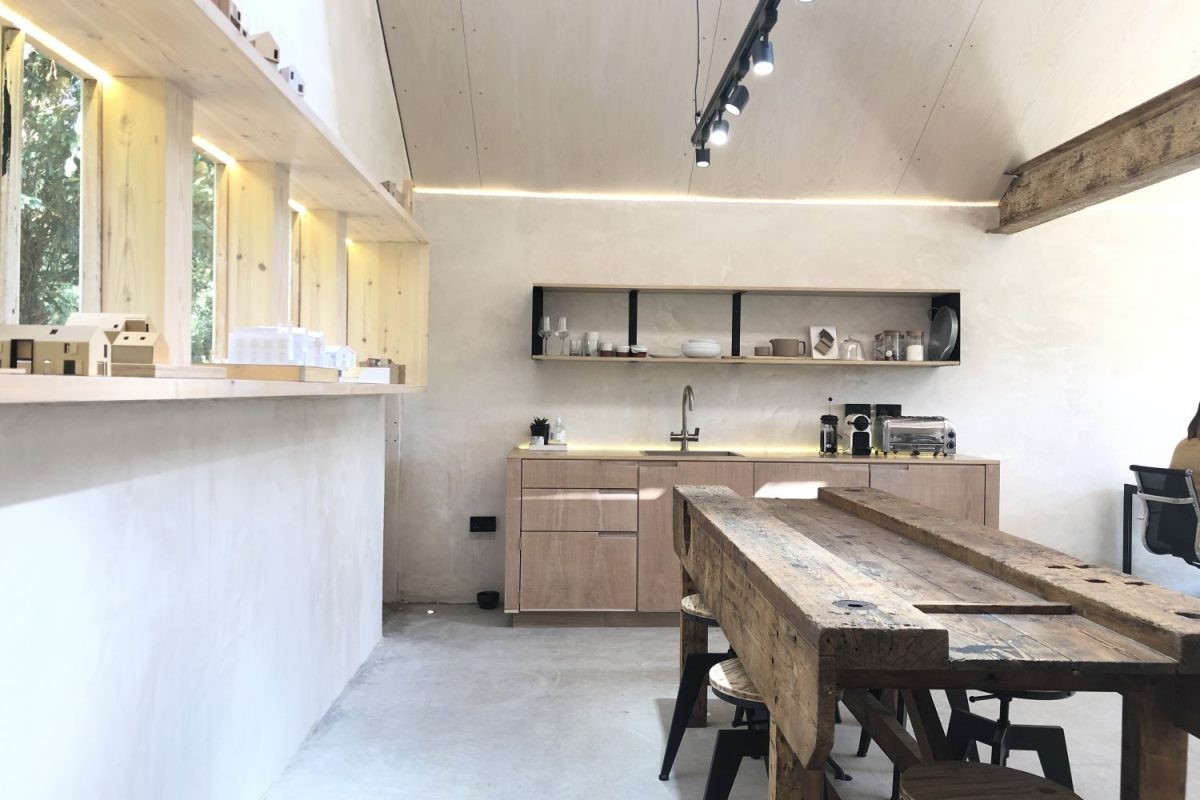 Destaca-se a aposta na madeira