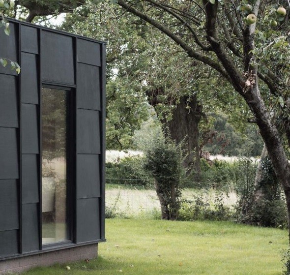 O exterior, repleto de vegetação