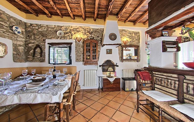 casa-campo-ibiza-comedor