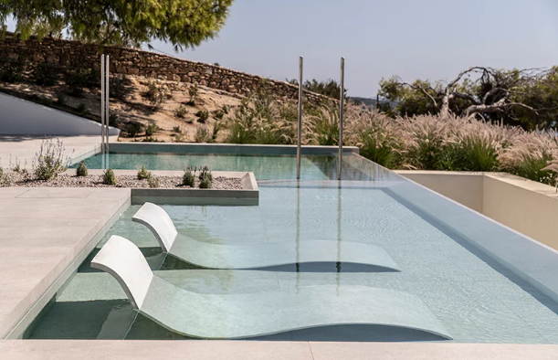 As espreguiçadeiras dentro de água