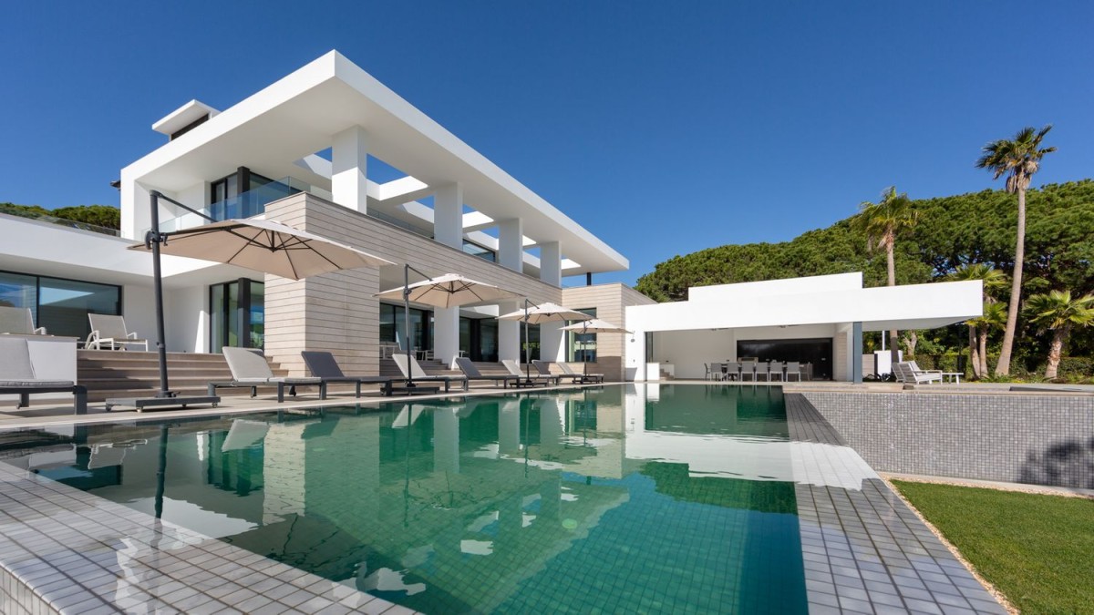 La proprietà ospita una lussuosa area relax e una piscina
