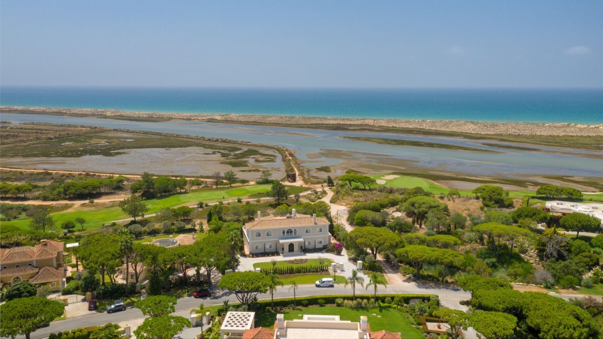 The property is located in the Ria Formosa Nature Reserve