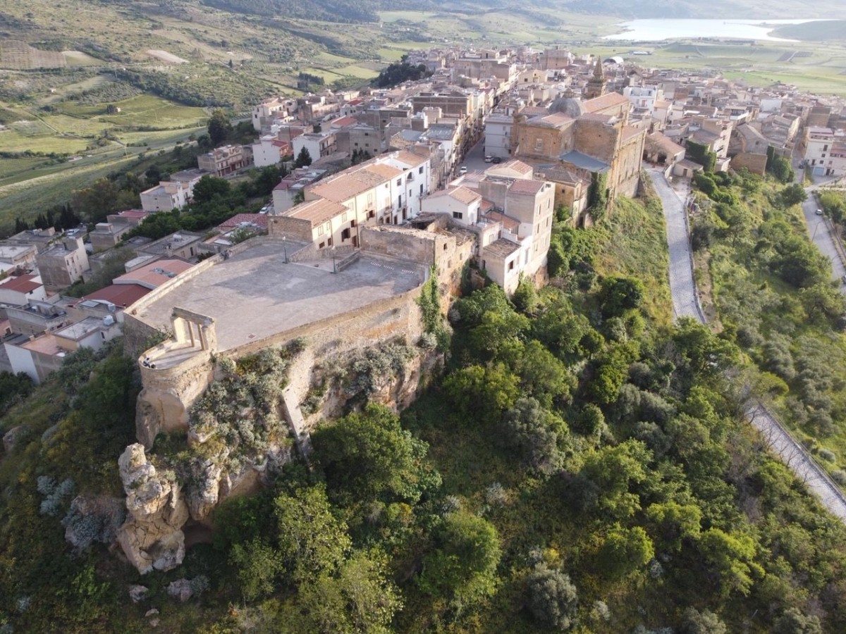 Casas por 1 euro: depois do sucesso desta iniciativa, a vila italiana Sambuca tem novo projeto