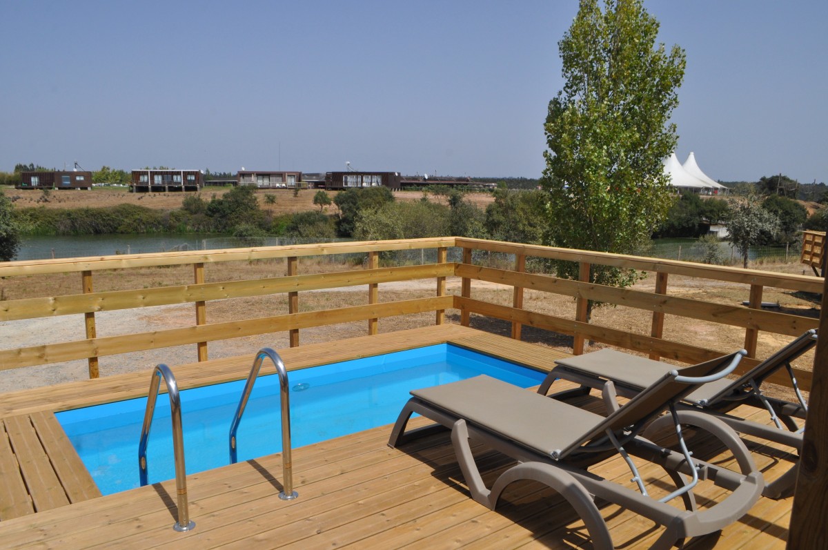 Investir em tempos de Covid-19: há casas de madeira com piscina privativa à venda no Eco Resort Zmar