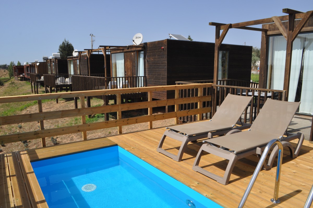 Investir em tempos de Covid-19: há casas de madeira com piscina privativa à venda no Eco Resort Zmar