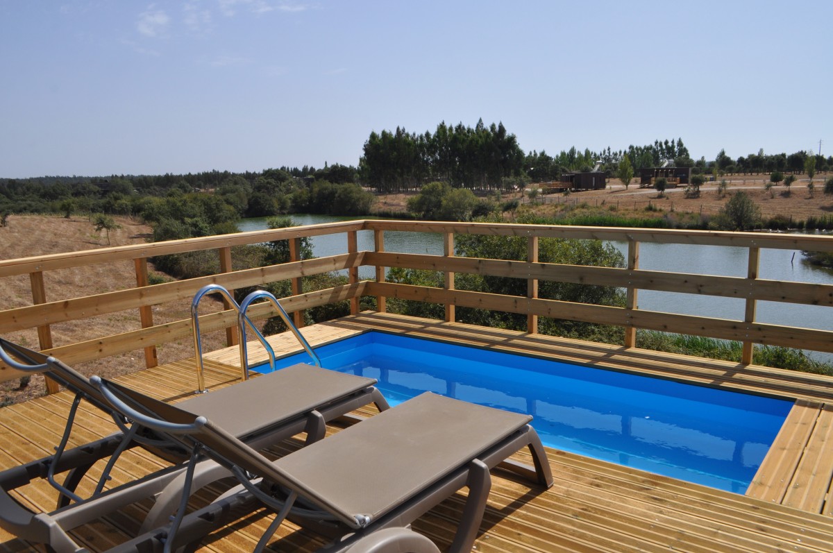 Investir em tempos de Covid-19: há casas de madeira com piscina privativa à venda no Eco Resort Zmar