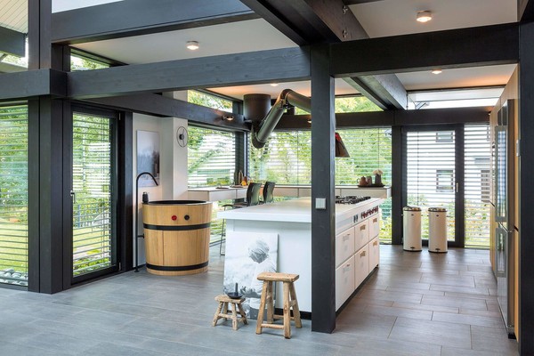 Banderas pagou três milhões