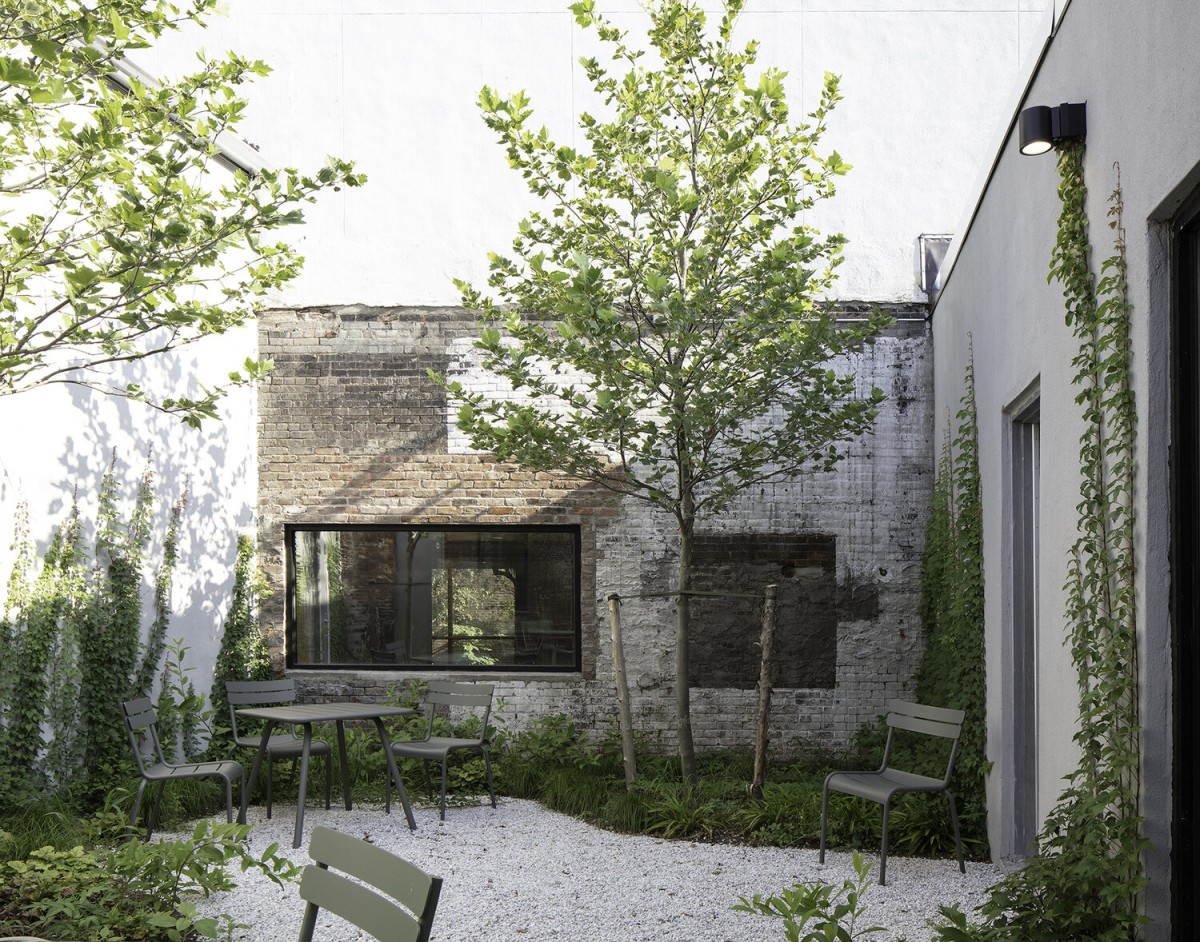 Banços são de madeira maciça