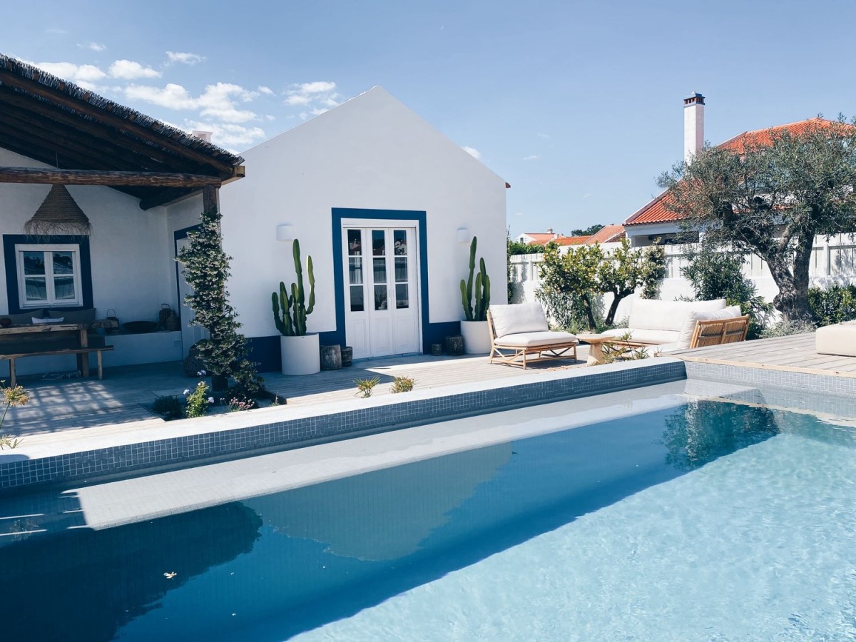 La piscina è spaziosa ed è circondata da aree terrazzate