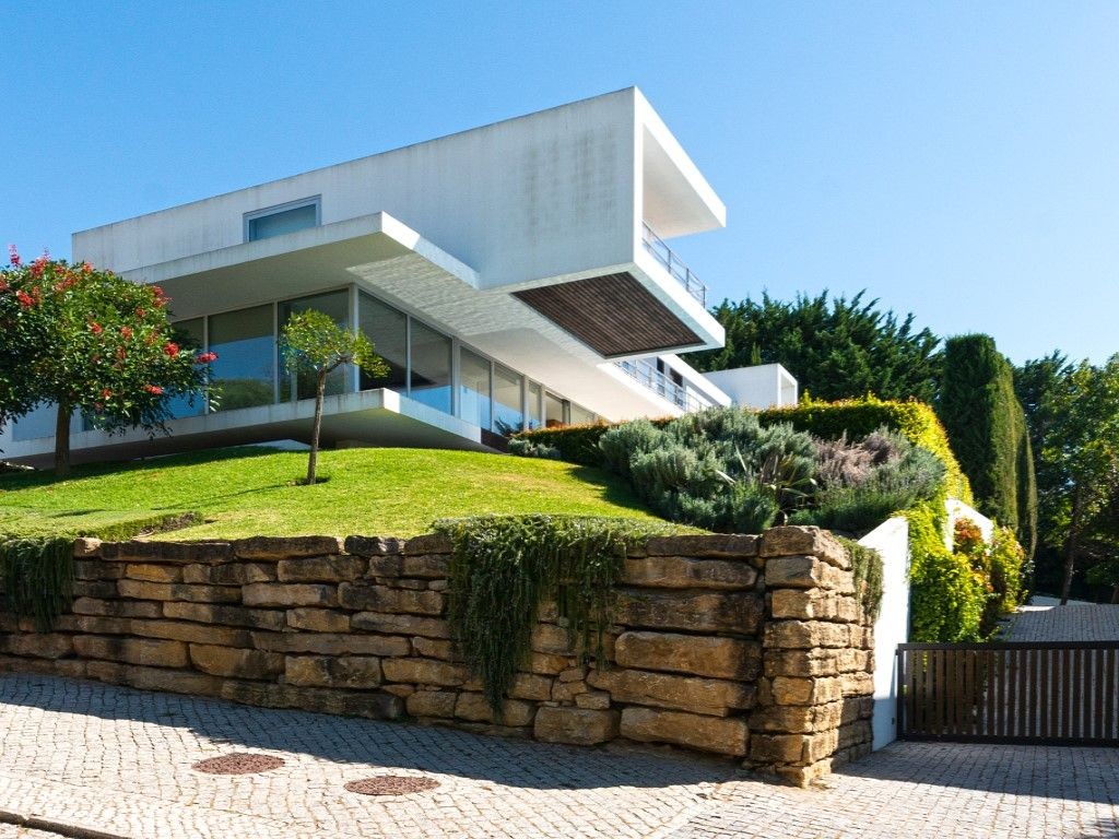 This modern villa is for sale in Oeiras