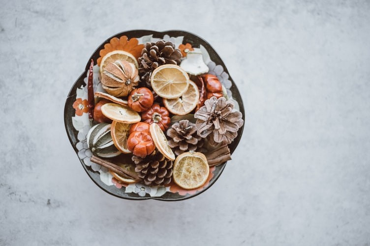 9. Frutos secos e pinhas na decoração 9. Frutos secos e pinhas na decoração