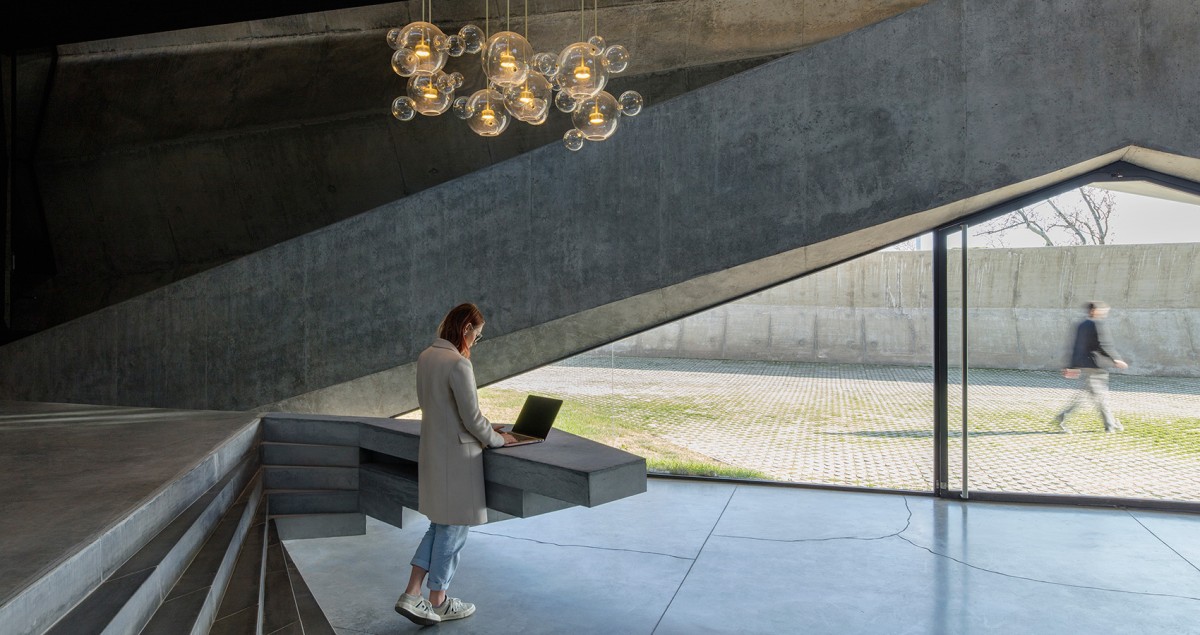 Os candeeiros acompanham a luz natural